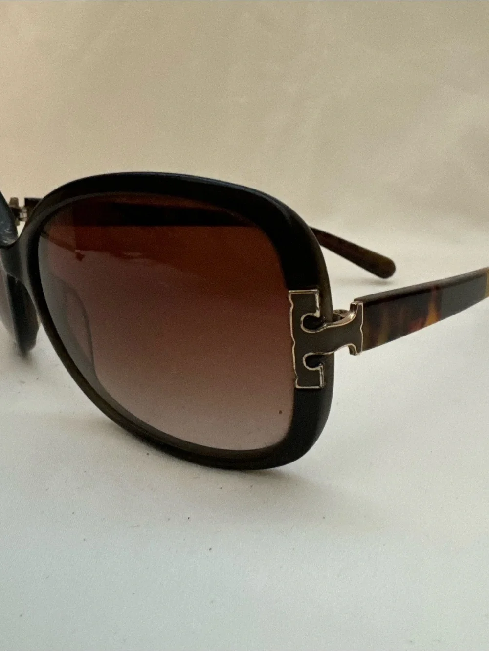 Tory Burch Black Frame Brown Gradient Lens Sunglasses with Orange Case